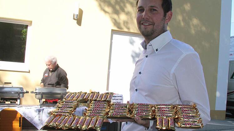 Peter Heinz überreichte den Schlüssel - symbolisch-