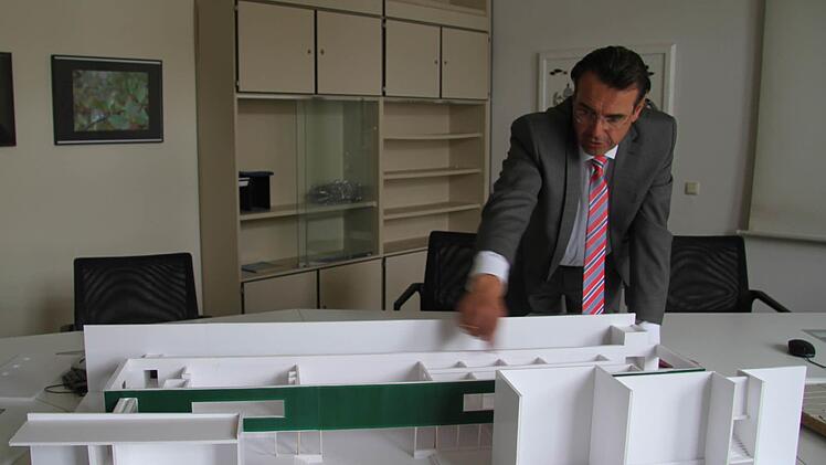 Schulleiter Pfadenhauer ist stolz auf die Tradition des MGF, doch der Spagat zur Moderne ist schon besiegelt - mit dem Neubau.