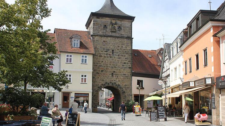 Lebendig: Der Säumarkt ist ein Platz, wo man sich gern aufhält. Doch hat die Lichtenfelser Innenstadt mit dem Drogeriemarkt Müller einen wichtigen Frequenzbringer an das Fachmarktzentrum verloren.  Foto: Ramona Popp