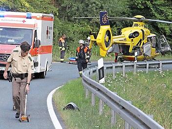 Der ADAC-Rettungshubschrauber hebt mit dem schwer verletzten Motorradfahrer in Richtung Uniklinik Würzburg ab.  Fotos: Helmut Will