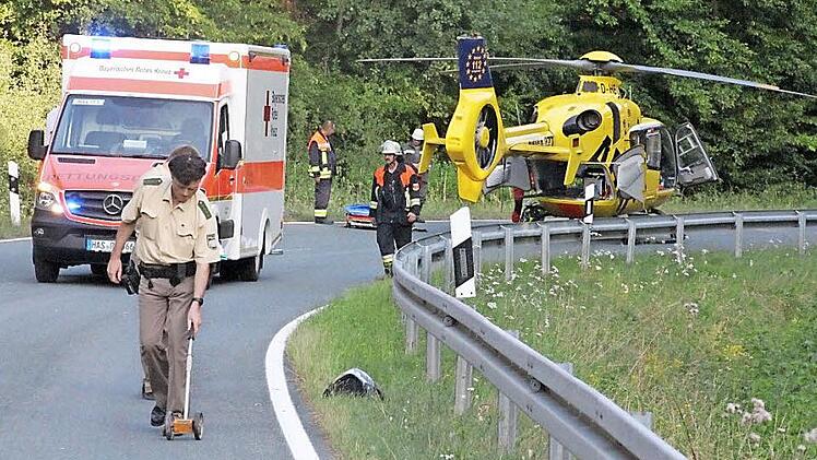 Der ADAC-Rettungshubschrauber hebt mit dem schwer verletzten Motorradfahrer in Richtung Uniklinik Würzburg ab.  Fotos: Helmut Will