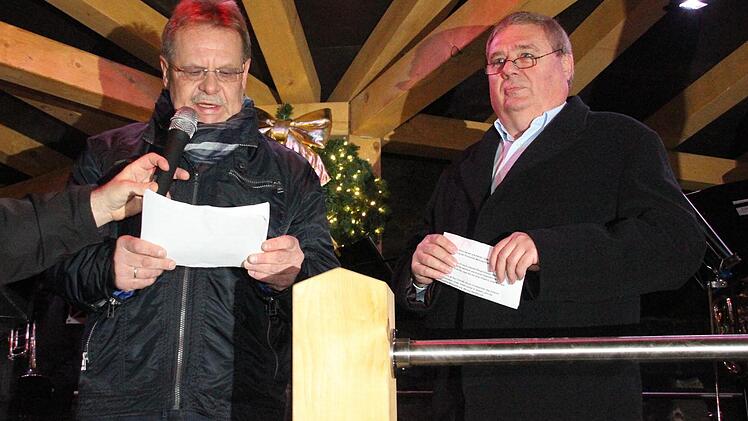 Bürgermeister Wolfgang Beiergrößlein (links) und Vorsitzender Paul Schnell vom Verein Kronacherleben eröffneten den Weihnachtsmarkt. Foto: Friedwald Schedel