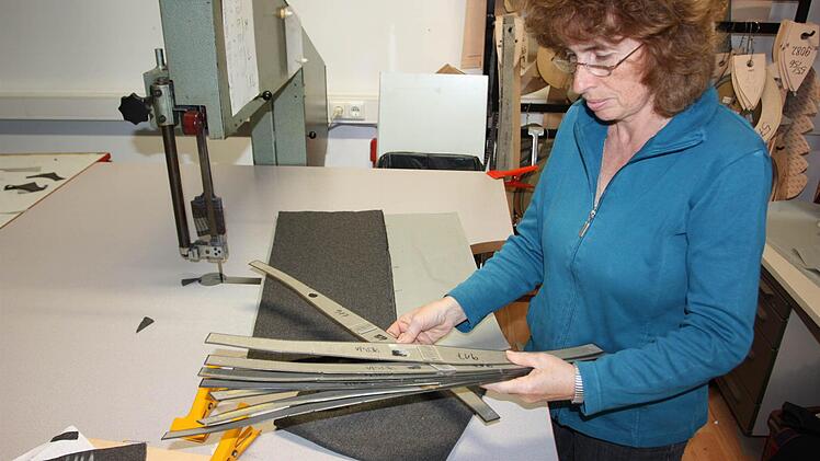 Elfriede Hartig hantiert mit vielen Schablonen.