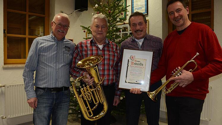 Vorsitzender Peter Scherpf (rechts) zeichnete (von links) Alfons Müller mit dem Ehrenvorsitz sowie Horst Heim und Helmut Vierheilig mit der Ehrenmitgliedschaft für ihre Verdienste um die Blaskapelle Diebach aus.  Foto: Elisabeth Assmann
