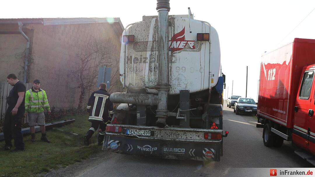 Mit 25.000 Liter Guelle beladener Lkw kippt um