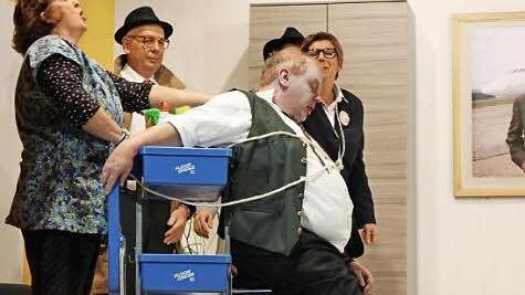 Szenenapplaus und ein begeisterter Schlussapplaus waren der verdiente Lohn f&uuml;r die Theaterakteure der Kolping-Familie Burglauer, die an den drei Theatertagen in der Rudi-Erhard-Halle das Publikum restlos begeisterten.  Foto: Manfred Mellenthin