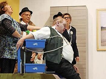 Szenenapplaus und ein begeisterter Schlussapplaus waren der verdiente Lohn für die Theaterakteure der Kolping-Familie Burglauer, die an den drei Theatertagen in der Rudi-Erhard-Halle das Publikum restlos begeisterten.  Foto: Manfred Mellenthin