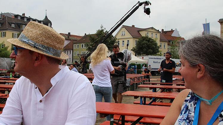 Moderator Volker Heißmann und BR-Mitarbeiterin Bettina Brömme verfolgen die Probe von Schlagersängerin Julia Lindholm. Foto: Ulrike Nauer