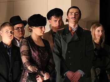 Politische Parabel: Das Franz-Miltenberger-Gymnasium inszenierte "Arturo Ui" von Bertolt Brecht. Der aufhaltsame Aufstieg eines Gangsterbosses in Chicago zeigt, wie Macht Menschen manipuliert. Foto: Sebastian Schmitt