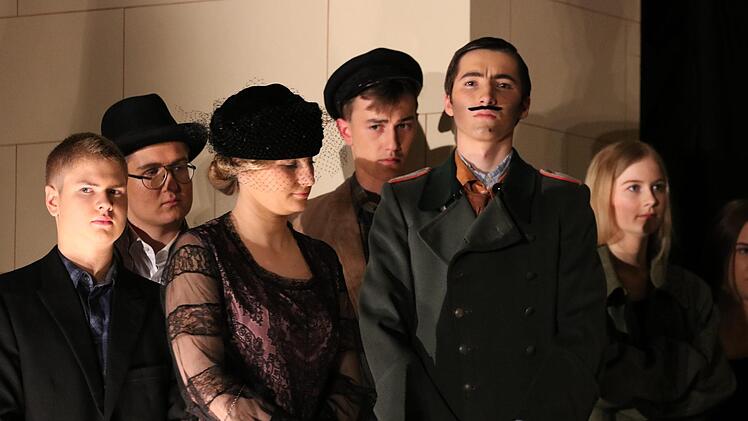 Politische Parabel: Das Franz-Miltenberger-Gymnasium inszenierte "Arturo Ui" von Bertolt Brecht. Der aufhaltsame Aufstieg eines Gangsterbosses in Chicago zeigt, wie Macht Menschen manipuliert. Foto: Sebastian Schmitt