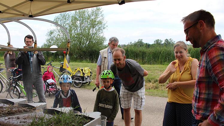 Am Stand des Landwirtschaftsamtes wurde am Regensimulator gezeigt, wie offener Boden bei großen Regenereignissen reagiert