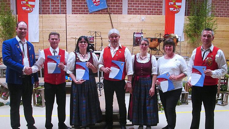 Mario Hugo (links) überreichte für den Nordbayerischen Musikbund Gold und Silber an (von links) Franz-Josef Scheller, Andrea Dillenburger, Andreas Schaupp, Eileen Pfülb, Karola Schubert und Bernd Uebel.