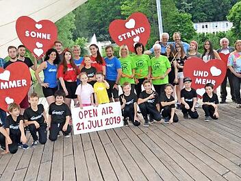 Sie freuen sich auf ihre Auftritte bei der Open-Air-Gala von "1000 Herzen für Kronach" am 21. Juli auf der Seebühne in Kronach. Mit im Bild Initiator Gerhard Burkert-Mazur (rechts), Stadtrat und Spendenverwalter Heinz Hausmann (Dritter von rechts) und hinten von rechts "Easy Springsteen" (Bernd Meusel) und Karl- Heinz Schäck. Foto: K.- H. Hofmann