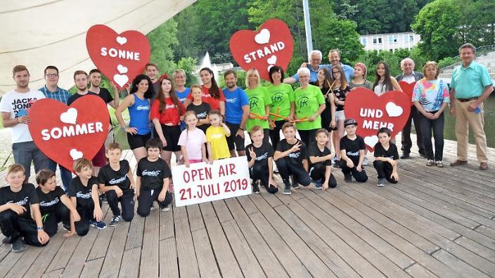 Sie freuen sich auf ihre Auftritte bei der Open-Air-Gala von "1000 Herzen für Kronach" am 21. Juli auf der Seebühne in Kronach. Mit im Bild Initiator Gerhard Burkert-Mazur (rechts), Stadtrat und Spendenverwalter Heinz Hausmann (Dritter von rechts) und hinten von rechts "Easy Springsteen" (Bernd Meusel) und Karl- Heinz Schäck. Foto: K.- H. Hofmann