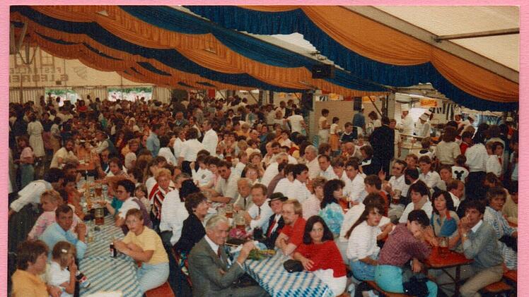 Vollbesetztes Festzelt anlässlich der Standartenweihe 1985.Repro: Archiv Ha-Ka-Ge