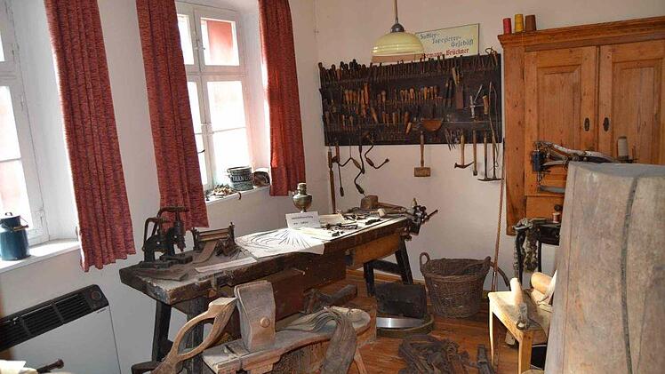 In der ehemaligen Wohnstube sind die meisten Schätze des "Torsattlers" untergebracht. Foto: privat