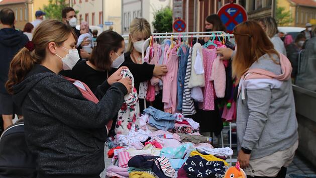 Im frisch ausgebauten Teil der Bahnhofstra&szlig;e standen zum ersten Mal Flohmarkt-St&auml;nde.