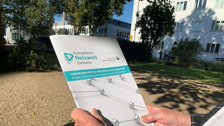 Die Demenzmappe ist ein neues kostenfreies Angebot, das vom Regionalmanagement des Landkreises zusammengestellt wurde und wichtige Informationen und Adressen rund ums Thema Demenz enthält.
