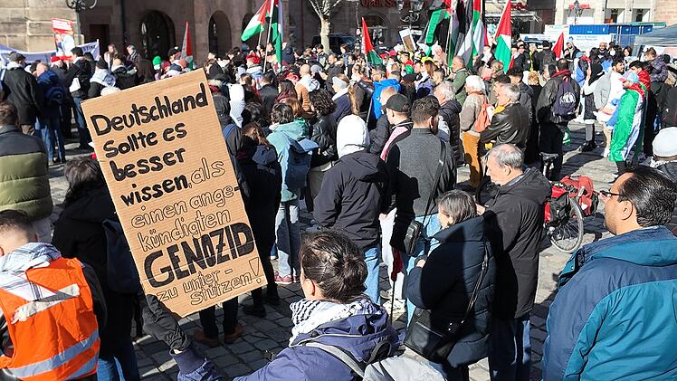 Demonstration gegen Waffenmesse EnforceTac: 500 Menschen gehen in Nürnberg auf die Straße