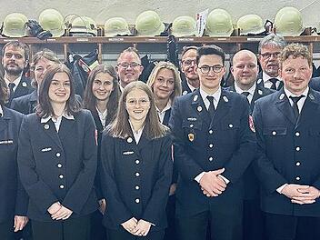 Oberbürgermeister Dr. Dirk Vogel mit Ehrenkommandantin Christine Rausch sowie allen geehrten, beförderten und verabschiedeten Mitgliedern der Freiwilligen Feuerwehr Winkels.