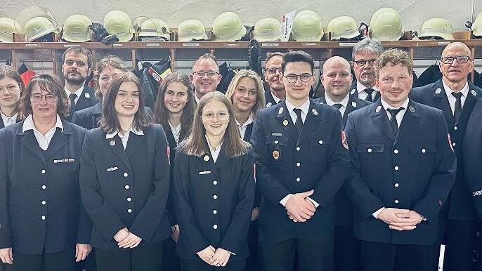 Oberbürgermeister Dr. Dirk Vogel mit Ehrenkommandantin Christine Rausch sowie allen geehrten, beförderten und verabschiedeten Mitgliedern der Freiwilligen Feuerwehr Winkels.
