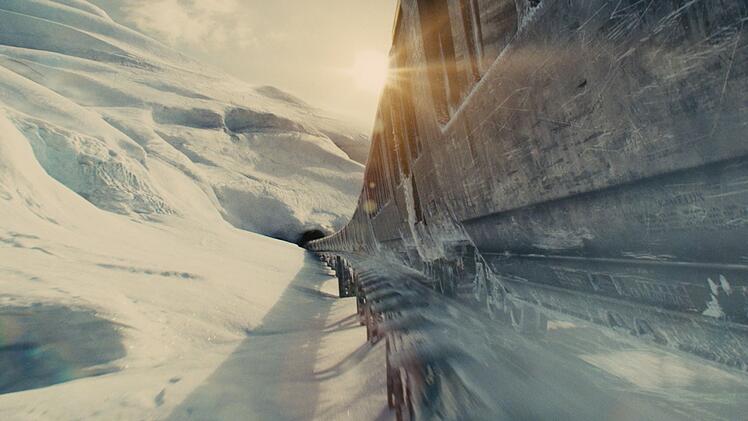In 365 Tagen um die postapokalyptische Welt: Der Snowpiercer bahnt sich seinen Weg durch die menschenleere Eisw&uuml;ste.