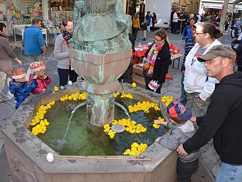 Alt und jung am Taschner-Brunnen in der Bad Kissinger Innenstadt. Die Bevölkerungsentwicklung für die Stadt zeigt, dass die Gruppe der Älteren noch größer wird und die Stadt (und der Landkreis) insgesamt an Einwohnern verliert. Foto: Archiv SZ
