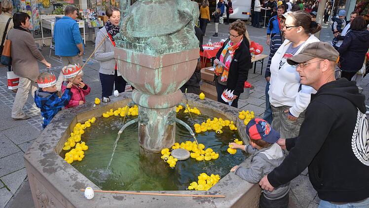 Alt und jung am Taschner-Brunnen in der Bad Kissinger Innenstadt. Die Bevölkerungsentwicklung für die Stadt zeigt, dass die Gruppe der Älteren noch größer wird und die Stadt (und der Landkreis) insgesamt an Einwohnern verliert. Foto: Archiv SZ
