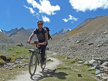 Michael Wöhning auf dem Weg zum Basislager des über 6100 Meter hohen Stok Kangri. Foto: privat