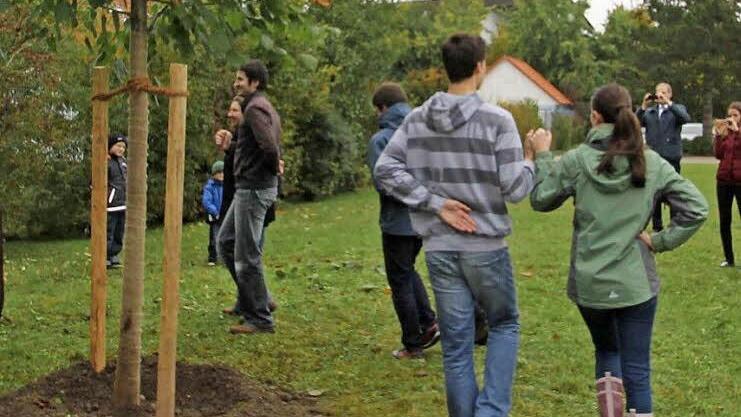 Vor dem Tanzvergnügen kam die Arbeit: Die Linde wurde eingepflanzt.
