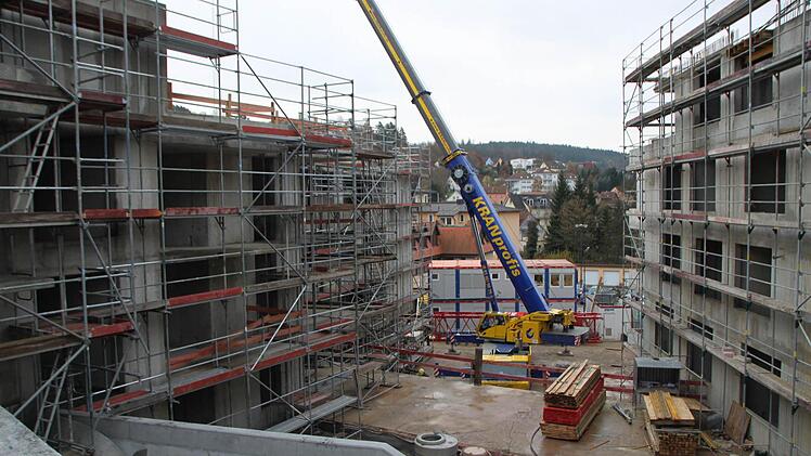 In den Containern im Hintergrund ist das Baubüro. Diese Container bleiben noch stehen.