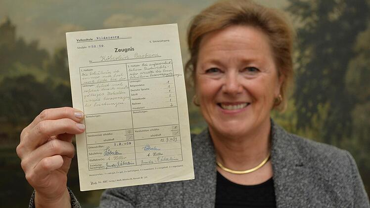 Ihr allererstes Zeugnis hat Barabra Pflaum noch. Damals bereitete ihr eine "4" Kopfzerbrechen. Heute amüsiert sich die Leiterin des staatlchen Schulamtes Bamberg darüber. Foto: Ronald Rinklef
