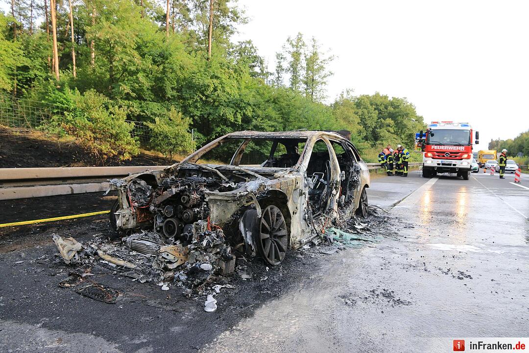 A73: Auto brennt bei Bamberg aus