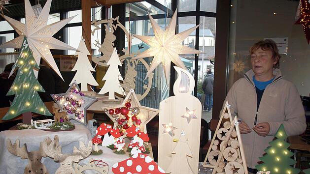 B&auml;ume, Sterne und Elchfiguren - nat&uuml;rlich aus Holz - gab es in Wallenfels zu bestaunen. Foto: Susanne Deuerling