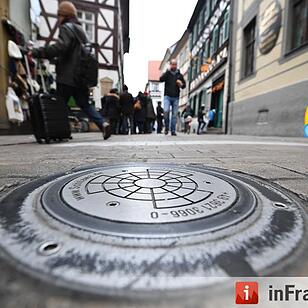 Wenn Archäologen in 1000 Jahren hier graben, werden sie rätseln. Schon heute weiß kaum einer mehr, dass die zylinderförmigen Höhlköper mit der Wandstärke einer Fliegerbombe  Ende 2007 für über 50 000  Euro im Sandboden versenkt wurden, um Autos aus der Altstadt herauszuhalten.  Was auch damit zu tun hat, dass das Hightech-Spielzeug   eigentlich immer streikte.  Die   angeblich per Funkbefehl ausfahrbaren Poller im Sand  zu vergraben, war eine der ersten Amtshandlungen von OB Starke. Deshalb feie