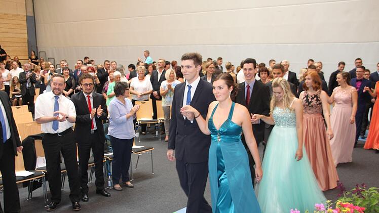 Zu den feierlichen Klängen des Stückes "The Ride Of The Rohirrim" von Howard Shore zogen die frischgebackenen Abiturienten in die Obermainhalle. Die Besucher der Abiturfeier spendeten reichlich Applaus. Foto: Stephan Stöckel.