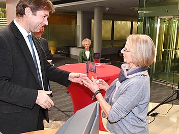 Landrat Hermann Ulm ehrt Barbara Kick. Foto: Ronald Rinklef