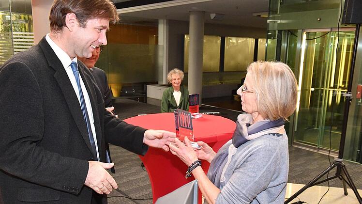 Landrat Hermann Ulm ehrt Barbara Kick. Foto: Ronald Rinklef