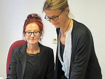 Die Schuldnerberaterinnen der Caritas, Frauke Seitz (links) und Ursula Mintzlaff, bieten hilfesuchenden Menschen Unterstützung an.  Foto: Alfred Thieret