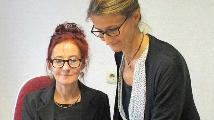 Die Schuldnerberaterinnen der Caritas, Frauke Seitz (links) und Ursula Mintzlaff, bieten hilfesuchenden Menschen Unterstützung an.  Foto: Alfred Thieret