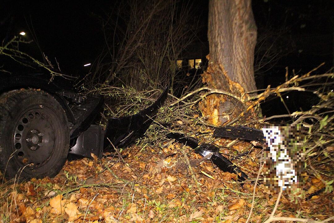 Auto kracht gegen Vordach: Schwerer Unfall in Bayreuth