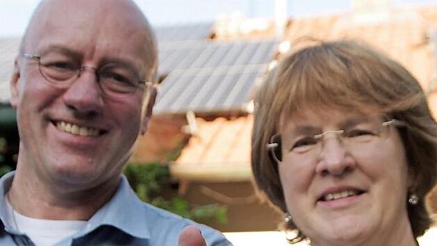 J&uuml;rgen und Beate Fischer k&ouml;nnen per App jederzeit die Leistung der Solaranlage und den Ladezustand der Batterie kontrollieren.  Fotos: Marco Mei&szlig;ner