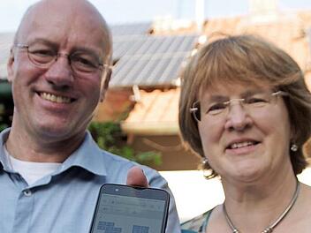 Jürgen und Beate Fischer können per App jederzeit die Leistung der Solaranlage und den Ladezustand der Batterie kontrollieren.  Fotos: Marco Meißner
