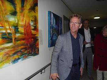 Der Künstler Jürgen Körnlein vor einem  seiner Bilder   Foto: Elisabeth Görner