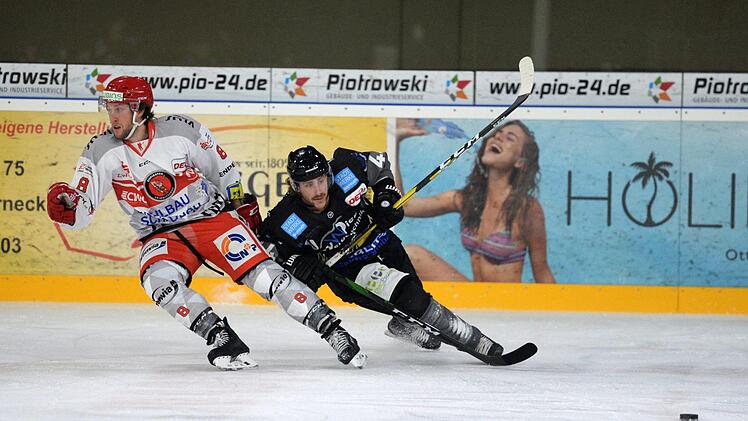 Die Bayreuth Tigers (rechts Kurt Davis) leisteten sich gleich im ersten  Saisonheimspiel der DEL 2 gegen Crimmitschau (links  Dominic Walsh) einen 1:4-Ausrutscher. Nun muss fast das gesamte Team in Corona-Quarantäne.Peter Mularczyk