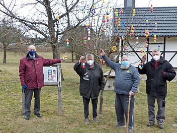 Unser Bild zeigt das Osterbaumteam mit (von links) Bürgermeister Franz Uome, Ingrid und Bruno Tittel sowie Ivan Azsenyv in Hinterrehberg.
