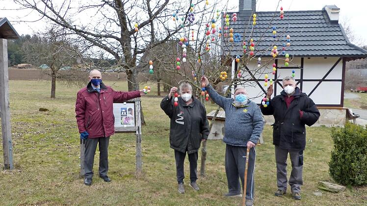 Unser Bild zeigt das Osterbaumteam mit (von links) Bürgermeister Franz Uome, Ingrid und Bruno Tittel sowie Ivan Azsenyv in Hinterrehberg.