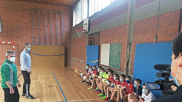 F&uuml;r den Beitrag &uuml;ber die Talentf&ouml;rderung von Paris Saint Germain trafen sich die Fu&szlig;ballerinnen und Fu&szlig;baller sowie ihre beiden Trainer Andreas Engel und Robert P&ouml;tzinger in der Turnhalle.