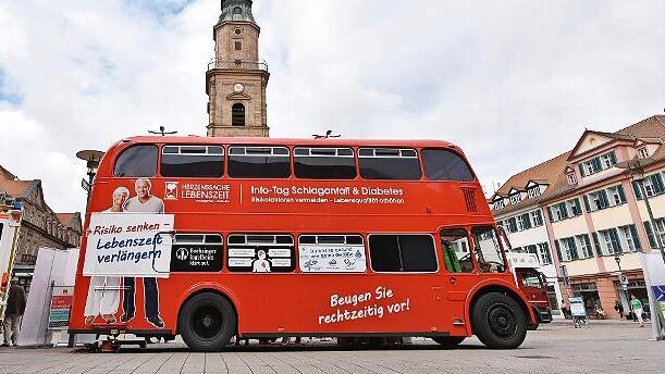 Der rote Doppeldeckerbus macht auch heuer Halt in Erlangen, um die Bev&ouml;lkerung &uuml;ber Herz-Kreislauf-Erkrankungen zu informieren.
