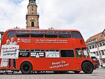 Der rote Doppeldeckerbus macht auch heuer Halt in Erlangen, um die Bevölkerung über Herz-Kreislauf-Erkrankungen zu informieren.